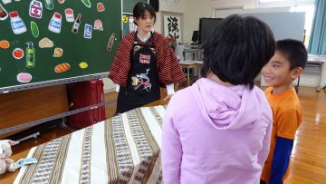 1030！世界のウチナーンチュの日出前授業＠川平小学校（3，4年生）