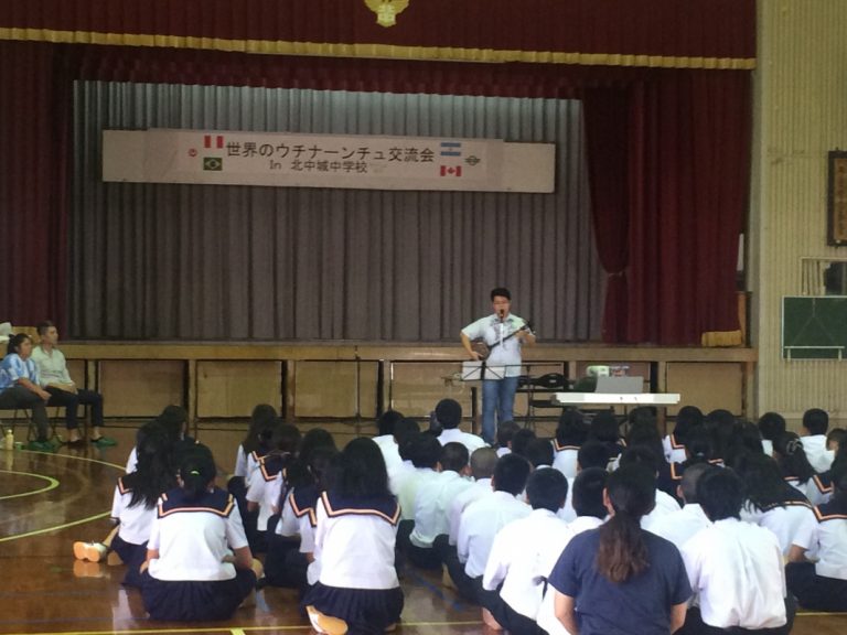 ブラジル出身ルーカスさんによる三線演奏。日本語とポルトガル語で歌っていました。