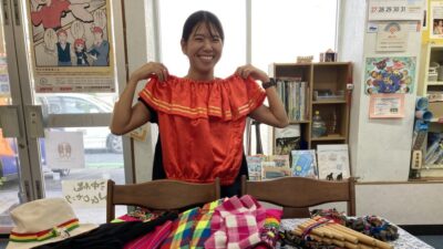 民族衣装・楽器を使った体験授業を実施！！（会員さんからのご報告）